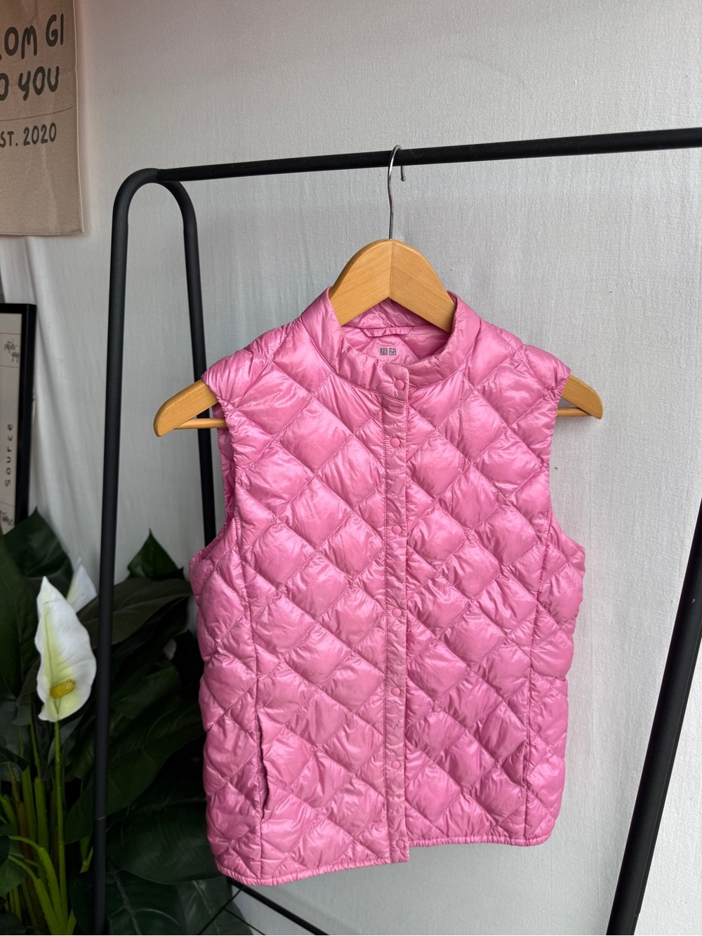 Uniqlo Lightweight Thin Layering Puffer Vest Shimmer Pink / Size S